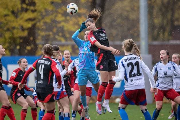 v.li.: Inga Schuldt (Torhüterin, Torwart, Hamburger SV, 1) und Nele Bauereisen (1. FC Nürnberg, 23) im Zweikampf, Duell, Dynamik, Aktion, Action, Spielszene, DIE DFB-RICHTLINIEN UNTERSAGEN JEGLICHE NUTZUNG VON FOTOS ALS SEQUENZBILDER UND ODER VIDEOÄHNLICHE FOTOSTRECKEN. DFB REGULATIONS PROHIBIT ANY USE OF PHOTOGRAPHS AS IMAGE SEQUENCES AND OR QUASI-VIDEO., 17.11.2024, Hamburg (Deutschland), Fussball, 2. Frauen-Bundesliga, Hamburger SV - 1. FC Nürnberg