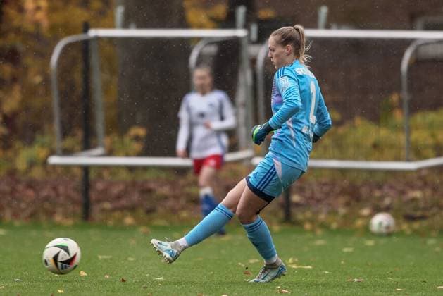 v.li.: Inga Schuldt (Torhüterin, Torwart, Hamburger SV, 1) am Ball, Einzelbild, Ganzkörper, Aktion, Action, Spielszene, DIE DFB-RICHTLINIEN UNTERSAGEN JEGLICHE NUTZUNG VON FOTOS ALS SEQUENZBILDER UND ODER VIDEOÄHNLICHE FOTOSTRECKEN. DFB REGULATIONS PROHIBIT ANY USE OF PHOTOGRAPHS AS IMAGE SEQUENCES AND OR QUASI-VIDEO., 17.11.2024, Hamburg (Deutschland), Fussball, 2. Frauen-Bundesliga, Hamburger SV - 1. FC Nürnberg