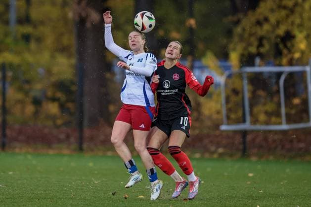 v.li.: Annaleen Böhler (Hamburger SV, 6) und Medina Desic (1. FC Nürnberg, 10) im Zweikampf, Duell, Dynamik, Aktion, Action, Spielszene, DIE DFB-RICHTLINIEN UNTERSAGEN JEGLICHE NUTZUNG VON FOTOS ALS SEQUENZBILDER UND ODER VIDEOÄHNLICHE FOTOSTRECKEN. DFB REGULATIONS PROHIBIT ANY USE OF PHOTOGRAPHS AS IMAGE SEQUENCES AND OR QUASI-VIDEO., 17.11.2024, Hamburg (Deutschland), Fussball, 2. Frauen-Bundesliga, Hamburger SV - 1. FC Nürnberg