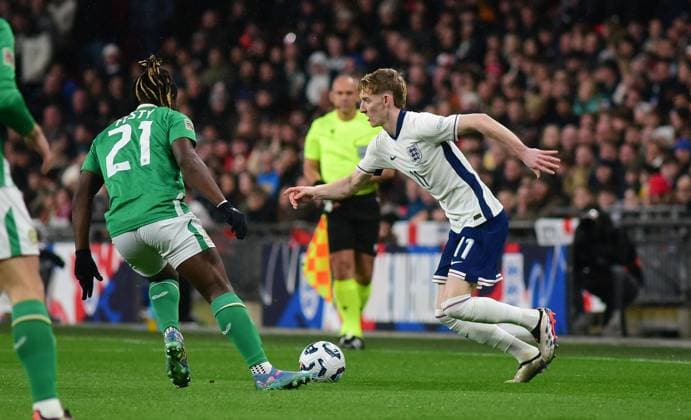 England v Republic of Ireland, London, UK - 17 Nov 2024 Anthony Gordon of England challenges for the ball with Festy Ebosele of Republic of Ireland during the UEFA Nations League match between England and Republic of Ireland on 17th November 2024 at Wembley Stadium, London London Wembley Stadium London GBR Copyright: xFrankiexOKeeffe PPAUKx PPA-149364