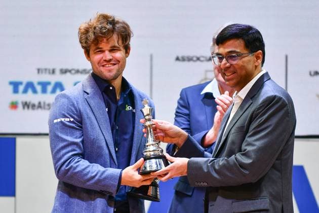 Bilder des Jahres 2024, Sport 11 November Sport Themen der Woche KW46 Sport Bilder des Tages Final Day Of TATA STEEL CHESS INDIA Rapid & Blitz Tournament Norwegian GM Magnus Carlsen receives the winning trophy for the Blitz round chess from Indian GM Viswanathan Anand during the 6th TATA Steel Chess India Tournament at Dhono Dhanyo Auditorium in Kolkata, India, on November 17, 2024. KOLKATA India  Copyright: xDipayanxBosex originalFilename:bose-6thtatas241117_npbSa.jpg