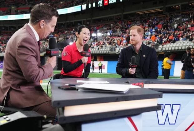 Bilder des Jahres 2024, Sport 11 November Sport Themen der Woche KW46 Sport Bilder des Tages November 17, 2024, Vancouver, Bc, Canada: Prince Harry, the Duke of Sussex, right, looks on as Team Canada Invictus Games athlete Wenshuang Nie laughs during a pre-game television interview prior to first half CFL football action at the 111th Grey Cup in Vancouver on Sunday, November 17, 2024. Canada News - November 17, 2024  - ZUMAc35_ 20241117_zaf_c35_049 Copyright: xDarrylxDyckx