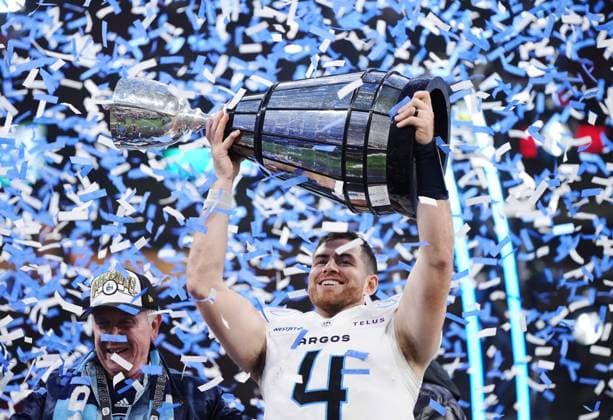 Bilder des Jahres 2024, Sport 11 November Sport Themen der Woche KW46 Sport Bilder des Tages November 17, 2024, Vancouver, Bc, Canada: Toronto Argonauts quarterback Nick Arbuckle (4) lifts the Grey Cup after defeating the Winnipeg Blue Bombers in CFL football action at the 111th Grey Cup in Vancouver on Sunday, November 17, 2024. Canada News - November 17, 2024  - ZUMAc35_ 20241117_zaf_c35_197 Copyright: xDarrylxDyckx