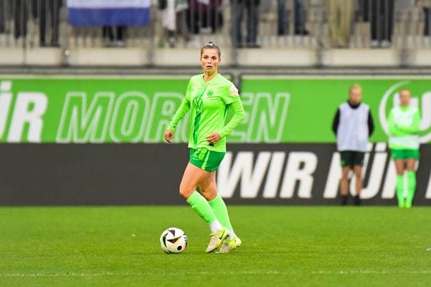 Fußball I Frauen I Saison 2024-2025 I Bundesliga I 10. Spieltag I VfL Wolfsburg - 1. FFC Turbine Potsdam I 16.11.2024 Tabea Sellner (28, VfL Wolfsburg) mit Ball Freisteller, Nahaufnahme, Porträt, Portrait, Einzelfoto, Einzelbild, Körper Wolfsburg AOK Stadion Niedersachsen Deutschland Copyright: xLobeca InesxHähnelx