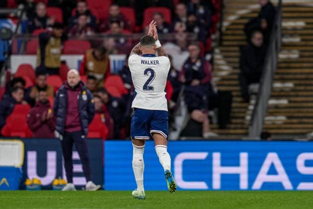 Kyle Walker (2) of England applauds supporters as he™s substituted during the Group F UEFA Nations League match between England and Republic of Ireland at Wembley Stadium, London, England on 17 November 2024. Copyright: xDavidxHornx PMI-6545-0182
