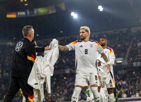 16.11.2024, Fussball UEFA Nations League 2024 25, Gruppe 3, 5.Spieltag, Deutschland - Bosnien-Herzegowina, im Europa-Park-Stadion (Freiburg), Zeugwart Thomas Mai sammelt die Aufwärmjacken der Spieler ein. Robert Andrich (Deutschland)