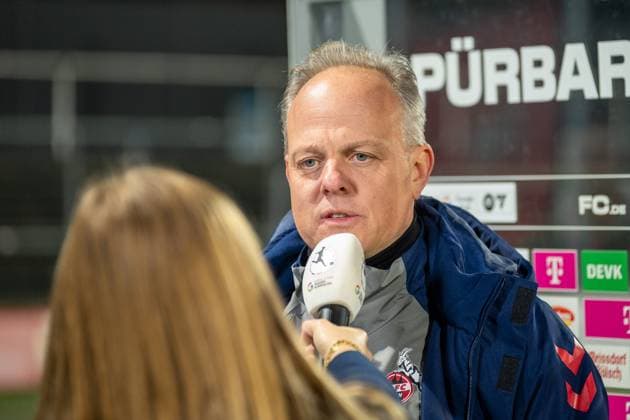 18.11.2024, Fussball: Google Pixel Frauen-Bundesliga, Saison 2024 2025, 10. Spieltag, 1. FC Koeln - SV Werder Bremen im Franz-Kremer-Stadion in Köln. Daniel Weber (1. FC Köln, Trainer) im Interview. Wichtiger Hinweis: Gemaess den Vorgaben der DFL Deutsche Fussball Liga bzw. des DFB Deutscher Fussball-Bund ist es untersagt, in dem Stadion und oder vom Spiel angefertigte Fotoaufnahmen in Form von Sequenzbildern und oder videoaehnlichen Fotostrecken zu verwerten bzw. verwerten zu lassen. Foto: Kirchner-Media TH Copyright: xKirchner-Media THx