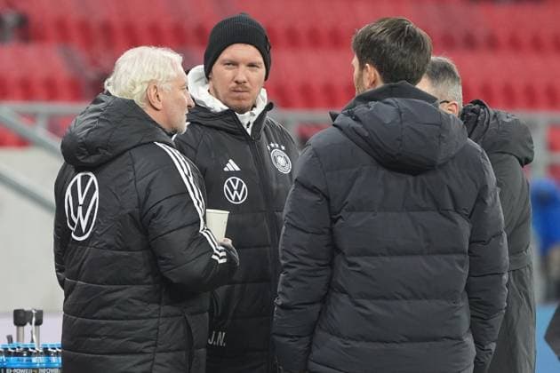 Sport Themen der Woche KW47 Sport Bilder des Tages Bundestrainer Julian Nagelsmann (Deutschland Germany) mit Sportdirektor Rudi Völler (Deutschland Germany) - Budapest 18.11.2024: Abschlusstraining Deutschland, Nations League, 6. Spieltag *** National coach Julian Nagelsmann Germany Germany with sports director Rudi Völler Germany Germany Budapest 18 11 2024 Final training Germany, Nations League, matchday 6