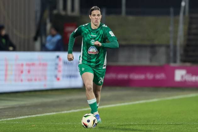 v.li.: Lara Schmidt (SV Werder Bremen, 24) am Ball, Freisteller, Einzelbild, Ganzkörper, Aktion, Action, Spielszene, DIE DFB-RICHTLINIEN UNTERSAGEN JEGLICHE NUTZUNG VON FOTOS ALS SEQUENZBILDER UND ODER VIDEOÄHNLICHE FOTOSTRECKEN. DFB REGULATIONS PROHIBIT ANY USE OF PHOTOGRAPHS AS IMAGE SEQUENCES AND OR QUASI-VIDEO., 18.11.2024, Köln (Deutschland), Fussball, Google Pixel Frauen-Bundesliga, 1. FC Köln - SV Werder Bremen