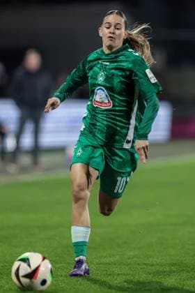 v.li.: Tuana Mahmoud (SV Werder Bremen, 10) am Ball, Freisteller, Einzelbild, Ganzkörper, Aktion, Action, Spielszene, DIE DFB-RICHTLINIEN UNTERSAGEN JEGLICHE NUTZUNG VON FOTOS ALS SEQUENZBILDER UND ODER VIDEOÄHNLICHE FOTOSTRECKEN. DFB REGULATIONS PROHIBIT ANY USE OF PHOTOGRAPHS AS IMAGE SEQUENCES AND OR QUASI-VIDEO., 18.11.2024, Köln (Deutschland), Fussball, Google Pixel Frauen-Bundesliga, 1. FC Köln - SV Werder Bremen