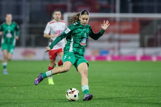 v.li.: Tuana Mahmoud (SV Werder Bremen, 10) am Ball, Einzelbild, Ganzkörper, Aktion, Action, Spielszene, DIE DFB-RICHTLINIEN UNTERSAGEN JEGLICHE NUTZUNG VON FOTOS ALS SEQUENZBILDER UND ODER VIDEOÄHNLICHE FOTOSTRECKEN. DFB REGULATIONS PROHIBIT ANY USE OF PHOTOGRAPHS AS IMAGE SEQUENCES AND OR QUASI-VIDEO., 18.11.2024, Köln (Deutschland), Fussball, Google Pixel Frauen-Bundesliga, 1. FC Köln - SV Werder Bremen