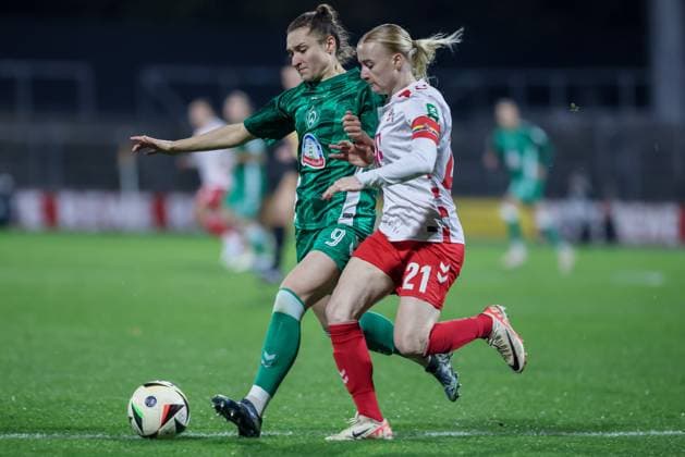 Sport Bilder des Tages v.li.: Sophie Weidauer (SV Werder Bremen, 9) und Anna Gerhardt (1. FC Köln, 21) im Zweikampf, Duell, Dynamik, Aktion, Action, Spielszene, DIE DFB-RICHTLINIEN UNTERSAGEN JEGLICHE NUTZUNG VON FOTOS ALS SEQUENZBILDER UND ODER VIDEOÄHNLICHE FOTOSTRECKEN. DFB REGULATIONS PROHIBIT ANY USE OF PHOTOGRAPHS AS IMAGE SEQUENCES AND OR QUASI-VIDEO., 18.11.2024, Köln (Deutschland), Fussball, Google Pixel Frauen-Bundesliga, 1. FC Köln - SV Werder Bremen