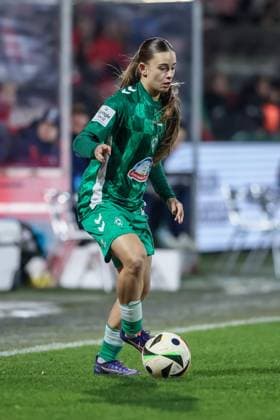 v.li.: Tuana Mahmoud (SV Werder Bremen, 10) am Ball, Freisteller, Einzelbild, Ganzkörper, Aktion, Action, Spielszene, DIE DFB-RICHTLINIEN UNTERSAGEN JEGLICHE NUTZUNG VON FOTOS ALS SEQUENZBILDER UND ODER VIDEOÄHNLICHE FOTOSTRECKEN. DFB REGULATIONS PROHIBIT ANY USE OF PHOTOGRAPHS AS IMAGE SEQUENCES AND OR QUASI-VIDEO., 18.11.2024, Köln (Deutschland), Fussball, Google Pixel Frauen-Bundesliga, 1. FC Köln - SV Werder Bremen