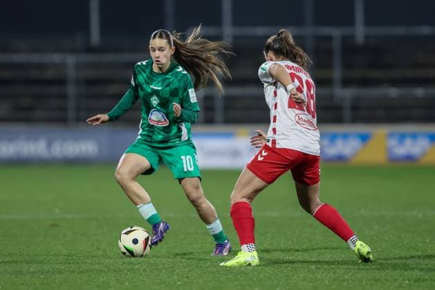 v.li.: Tuana Mahmoud (SV Werder Bremen, 10) und Martyna Wiankowska (1. FC Köln, 26) im Zweikampf, Duell, Dynamik, Aktion, Action, Spielszene, DIE DFB-RICHTLINIEN UNTERSAGEN JEGLICHE NUTZUNG VON FOTOS ALS SEQUENZBILDER UND ODER VIDEOÄHNLICHE FOTOSTRECKEN. DFB REGULATIONS PROHIBIT ANY USE OF PHOTOGRAPHS AS IMAGE SEQUENCES AND OR QUASI-VIDEO., 18.11.2024, Köln (Deutschland), Fussball, Google Pixel Frauen-Bundesliga, 1. FC Köln - SV Werder Bremen