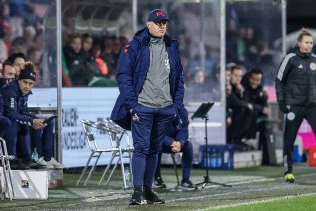 v.li.: Daniel Weber (Trainer, 1. FC Köln) enttäuscht schauend, Enttäuschung, DIE DFB-RICHTLINIEN UNTERSAGEN JEGLICHE NUTZUNG VON FOTOS ALS SEQUENZBILDER UND ODER VIDEOÄHNLICHE FOTOSTRECKEN. DFB REGULATIONS PROHIBIT ANY USE OF PHOTOGRAPHS AS IMAGE SEQUENCES AND OR QUASI-VIDEO., 18.11.2024, Köln (Deutschland), Fussball, Google Pixel Frauen-Bundesliga, 1. FC Köln - SV Werder Bremen
