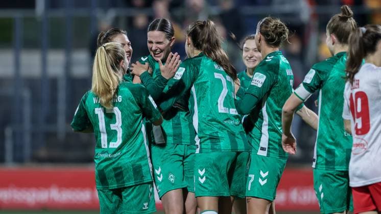 v.li.: Spielerinnen des SV Werder Bremen mit Torjubel, Jubel, jubeln, jubelt, optimistisch, Spielszene, Highlight, Freude über das Tor zum 0:1, DIE DFB-RICHTLINIEN UNTERSAGEN JEGLICHE NUTZUNG VON FOTOS ALS SEQUENZBILDER UND ODER VIDEOÄHNLICHE FOTOSTRECKEN. DFB REGULATIONS PROHIBIT ANY USE OF PHOTOGRAPHS AS IMAGE SEQUENCES AND OR QUASI-VIDEO., 18.11.2024, Köln (Deutschland), Fussball, Google Pixel Frauen-Bundesliga, 1. FC Köln - SV Werder Bremen