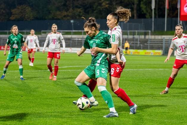 18.11.2024, Fussball: Google Pixel Frauen-Bundesliga, Saison 2024 2025, 10. Spieltag, 1. FC Koeln - SV Werder Bremen im Franz-Kremer-Stadion in Köln. Zweikampf zwischen Sophie Weidauer (SV Werder Bremen, 09) und Lotta Cordes (1. FC Köln, 06). Wichtiger Hinweis: Gemaess den Vorgaben der DFL Deutsche Fussball Liga bzw. des DFB Deutscher Fussball-Bund ist es untersagt, in dem Stadion und oder vom Spiel angefertigte Fotoaufnahmen in Form von Sequenzbildern und oder videoaehnlichen Fotostrecken zu verwerten bzw. verwerten zu lassen. Foto: Kirchner-Media TH Copyright: xKirchner-Media THx