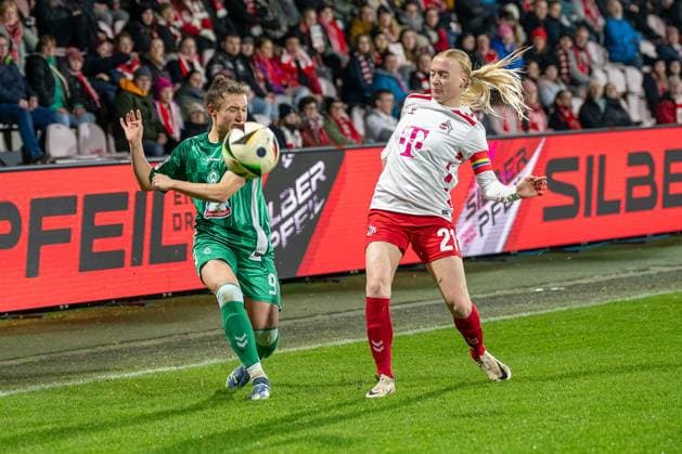 18.11.2024, Fussball: Google Pixel Frauen-Bundesliga, Saison 2024 2025, 10. Spieltag, 1. FC Koeln - SV Werder Bremen im Franz-Kremer-Stadion in Köln. Zweikampf zwischen Sophie Weidauer (SV Werder Bremen, 09) und Anna Gerhardt (1. FC Koeln, 21). Wichtiger Hinweis: Gemaess den Vorgaben der DFL Deutsche Fussball Liga bzw. des DFB Deutscher Fussball-Bund ist es untersagt, in dem Stadion und oder vom Spiel angefertigte Fotoaufnahmen in Form von Sequenzbildern und oder videoaehnlichen Fotostrecken zu verwerten bzw. verwerten zu lassen. Foto: Kirchner-Media TH Copyright: xKirchner-Media THx