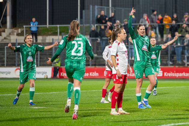 18.11.2024, Fussball: Google Pixel Frauen-Bundesliga, Saison 2024 2025, 10. Spieltag, 1. FC Koeln - SV Werder Bremen im Franz-Kremer-Stadion in Köln. Lara Schmidt (SV Werder Bremen, 24) reisst nach dem Tor zum 1:0 jubelnd den Arm hoch. Wichtiger Hinweis: Gemaess den Vorgaben der DFL Deutsche Fussball Liga bzw. des DFB Deutscher Fussball-Bund ist es untersagt, in dem Stadion und oder vom Spiel angefertigte Fotoaufnahmen in Form von Sequenzbildern und oder videoaehnlichen Fotostrecken zu verwerten bzw. verwerten zu lassen. Foto: Kirchner-Media TH Copyright: xKirchner-Media THx