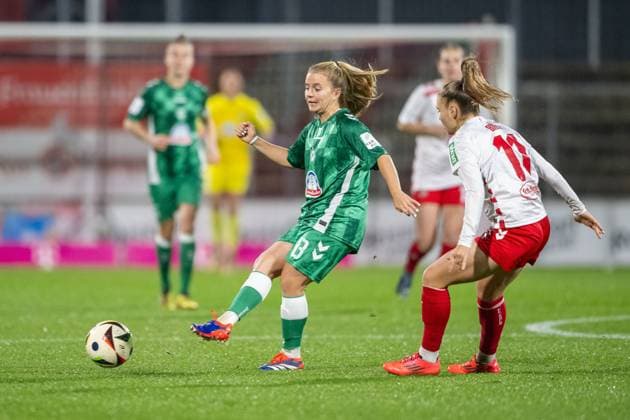 Sport Bilder des Tages 18.11.2024, Fussball: Google Pixel Frauen-Bundesliga, Saison 2024 2025, 10. Spieltag, 1. FC Koeln - SV Werder Bremen im Franz-Kremer-Stadion in Köln. Alena Bienz (1. FC Köln, 11) kann den Pass von Ricarda Walkling (SV Werder Bremen, 13) nicht verhindern. Wichtiger Hinweis: Gemaess den Vorgaben der DFL Deutsche Fussball Liga bzw. des DFB Deutscher Fussball-Bund ist es untersagt, in dem Stadion und oder vom Spiel angefertigte Fotoaufnahmen in Form von Sequenzbildern und oder videoaehnlichen Fotostrecken zu verwerten bzw. verwerten zu lassen. Foto: Kirchner-Media TH Copyright: xKirchner-Media THx