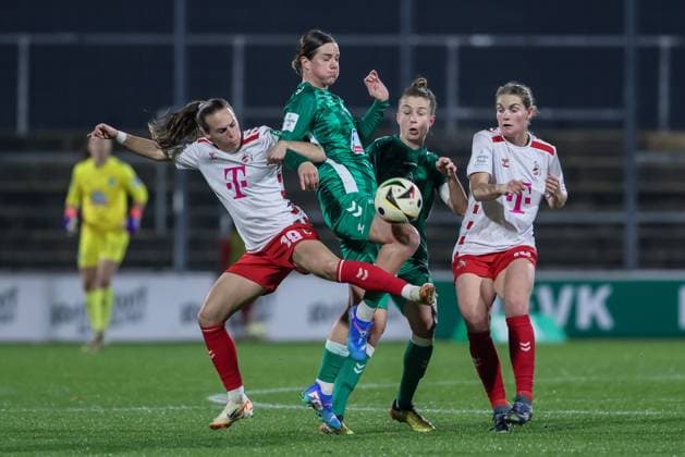 v.li.: Dora Zeller (1. FC Köln, 19), Lara Schmidt (SV Werder Bremen, 24), Michelle Ulbrich (SV Werder Bremen, 5) und Taylor Ziemer (1. FC Köln, 18) im Zweikampf, Duell, Dynamik, Aktion, Action, Spielszene, DIE DFB-RICHTLINIEN UNTERSAGEN JEGLICHE NUTZUNG VON FOTOS ALS SEQUENZBILDER UND ODER VIDEOÄHNLICHE FOTOSTRECKEN. DFB REGULATIONS PROHIBIT ANY USE OF PHOTOGRAPHS AS IMAGE SEQUENCES AND OR QUASI-VIDEO., 18.11.2024, Köln (Deutschland), Fussball, Google Pixel Frauen-Bundesliga, 1. FC Köln - SV Werder Bremen