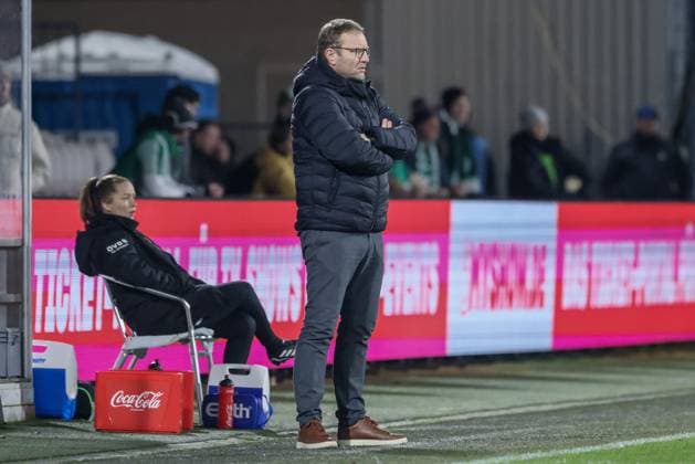 v.li.: Thomas Horsch (Trainer, Cheftrainer, SV Werder Bremen), DIE DFB-RICHTLINIEN UNTERSAGEN JEGLICHE NUTZUNG VON FOTOS ALS SEQUENZBILDER UND ODER VIDEOÄHNLICHE FOTOSTRECKEN. DFB REGULATIONS PROHIBIT ANY USE OF PHOTOGRAPHS AS IMAGE SEQUENCES AND OR QUASI-VIDEO., 18.11.2024, Köln (Deutschland), Fussball, Google Pixel Frauen-Bundesliga, 1. FC Köln - SV Werder Bremen