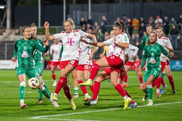 18.11.2024, Fussball: Google Pixel Frauen-Bundesliga, Saison 2024 2025, 10. Spieltag, 1. FC Koeln - SV Werder Bremen im Franz-Kremer-Stadion in Köln. Janina Hechler (1. FC Koeln, 28) klaert vor Hanna Nemeth (SV Werder Bremen, 23). Wichtiger Hinweis: Gemaess den Vorgaben der DFL Deutsche Fussball Liga bzw. des DFB Deutscher Fussball-Bund ist es untersagt, in dem Stadion und oder vom Spiel angefertigte Fotoaufnahmen in Form von Sequenzbildern und oder videoaehnlichen Fotostrecken zu verwerten bzw. verwerten zu lassen. Foto: Kirchner-Media TH Copyright: xKirchner-Media THx