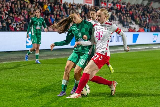 18.11.2024, Fussball: Google Pixel Frauen-Bundesliga, Saison 2024 2025, 10. Spieltag, 1. FC Koeln - SV Werder Bremen im Franz-Kremer-Stadion in Köln. Zweikampf zwischen Tuana Mahmoud (SV Werder Bremen, 10) und Anna Gerhardt (1. FC Koeln, 21). Wichtiger Hinweis: Gemaess den Vorgaben der DFL Deutsche Fussball Liga bzw. des DFB Deutscher Fussball-Bund ist es untersagt, in dem Stadion und oder vom Spiel angefertigte Fotoaufnahmen in Form von Sequenzbildern und oder videoaehnlichen Fotostrecken zu verwerten bzw. verwerten zu lassen. Foto: Kirchner-Media TH Copyright: xKirchner-Media THx