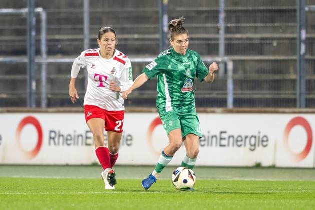 18.11.2024, Fussball: Google Pixel Frauen-Bundesliga, Saison 2024 2025, 10. Spieltag, 1. FC Koeln - SV Werder Bremen im Franz-Kremer-Stadion in Köln. Zweikampf zwischen Laura Feiersinger (1. Fc Koeln, 27) und Rieke Diekmann (SV Werder Bremen, 22). Wichtiger Hinweis: Gemaess den Vorgaben der DFL Deutsche Fussball Liga bzw. des DFB Deutscher Fussball-Bund ist es untersagt, in dem Stadion und oder vom Spiel angefertigte Fotoaufnahmen in Form von Sequenzbildern und oder videoaehnlichen Fotostrecken zu verwerten bzw. verwerten zu lassen. Foto: Kirchner-Media TH Copyright: xKirchner-Media THx