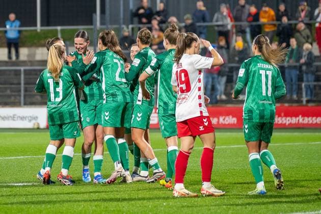 18.11.2024, Fussball: Google Pixel Frauen-Bundesliga, Saison 2024 2025, 10. Spieltag, 1. FC Koeln - SV Werder Bremen im Franz-Kremer-Stadion in Köln. Die Bremer Spielerinnen bejubeln das Tor zum 1:0. Wichtiger Hinweis: Gemaess den Vorgaben der DFL Deutsche Fussball Liga bzw. des DFB Deutscher Fussball-Bund ist es untersagt, in dem Stadion und oder vom Spiel angefertigte Fotoaufnahmen in Form von Sequenzbildern und oder videoaehnlichen Fotostrecken zu verwerten bzw. verwerten zu lassen. Foto: Kirchner-Media TH Copyright: xKirchner-Media THx