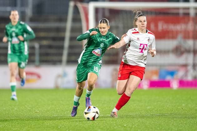 18.11.2024, Fussball: Google Pixel Frauen-Bundesliga, Saison 2024 2025, 10. Spieltag, 1. FC Koeln - SV Werder Bremen im Franz-Kremer-Stadion in Köln. Zweikampf zwischen Tuana Mahmoud (SV Werder Bremen, 10) und Adriana Achcinska (1. FC Köln, 09). Wichtiger Hinweis: Gemaess den Vorgaben der DFL Deutsche Fussball Liga bzw. des DFB Deutscher Fussball-Bund ist es untersagt, in dem Stadion und oder vom Spiel angefertigte Fotoaufnahmen in Form von Sequenzbildern und oder videoaehnlichen Fotostrecken zu verwerten bzw. verwerten zu lassen. Foto: Kirchner-Media TH Copyright: xKirchner-Media THx