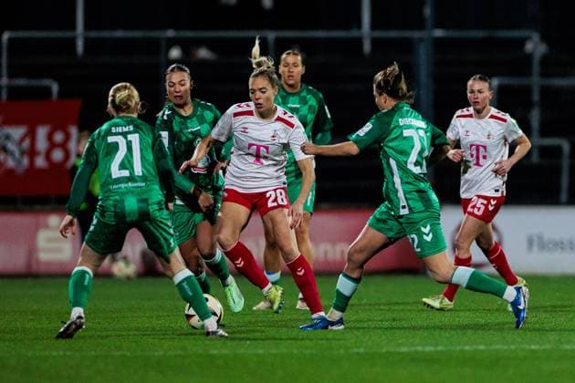 Google Pixel Frauen-Bundesliga, 1. FC Köln - SV Werder Bremen; 18.11.2024 Zweikampf Caroline Siems (SV Werder Bremen, 21), Janina Hechler (1. FC Köln, 28), Nina Lührßen (SV Werder Bremen, 27) Google Pixel Frauen-Bundesliga, 1. FC Köln - SV Werder Bremen, Köln, Franz-Kremer-Stadion am 18.11.2024 Copyright: xBEAUTIFULxSPORTS Wunderlx