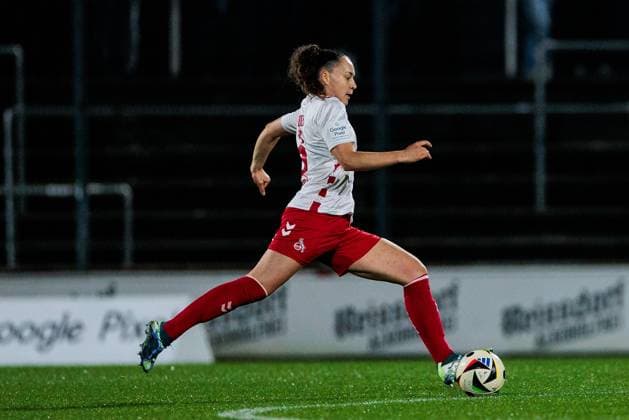 Google Pixel Frauen-Bundesliga, 1. FC Köln - SV Werder Bremen; 18.11.2024 Lotta Cordes (1. FC Köln, 6) am Ball Google Pixel Frauen-Bundesliga, 1. FC Köln - SV Werder Bremen, Köln, Franz-Kremer-Stadion am 18.11.2024 Copyright: xBEAUTIFULxSPORTS Wunderlx