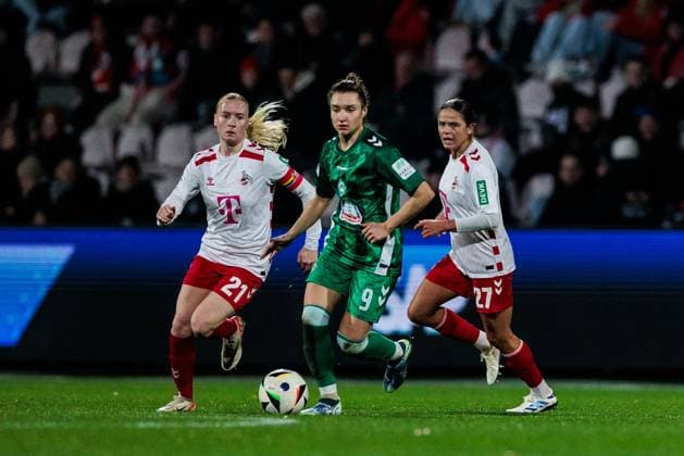 Google Pixel Frauen-Bundesliga, 1. FC Köln - SV Werder Bremen; 18.11.2024 Zweikampf Anna Gerhardt (1. FC Köln, 21), Sophie Weidauer (SV Werder Bremen, 9), Laura Feiersinger (1. FC Köln, 27) Google Pixel Frauen-Bundesliga, 1. FC Köln - SV Werder Bremen, Köln, Franz-Kremer-Stadion am 18.11.2024 Copyright: xBEAUTIFULxSPORTS Wunderlx