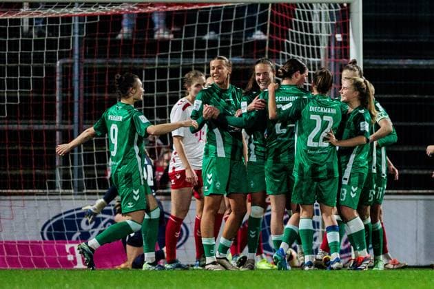 Google Pixel Frauen-Bundesliga, 1. FC Köln - SV Werder Bremen; 18.11.2024 Jubel zum 0:1 nach Eigentor durch Adriana Achcinska (1. FC Köln, 9) Google Pixel Frauen-Bundesliga, 1. FC Köln - SV Werder Bremen, Köln, Franz-Kremer-Stadion am 18.11.2024 Copyright: xBEAUTIFULxSPORTS Wunderlx