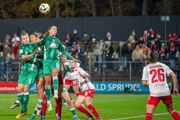 18.11.2024, Fussball: Google Pixel Frauen-Bundesliga, Saison 2024 2025, 10. Spieltag, 1. FC Koeln - SV Werder Bremen im Franz-Kremer-Stadion in Köln. Michelle Ulbrich (SV Werder Bremen, 05) steigt hoch und erzielt in dem Durcheinander mit dem Kopf das Tor zum 1:0. Wichtiger Hinweis: Gemaess den Vorgaben der DFL Deutsche Fussball Liga bzw. des DFB Deutscher Fussball-Bund ist es untersagt, in dem Stadion und oder vom Spiel angefertigte Fotoaufnahmen in Form von Sequenzbildern und oder videoaehnlichen Fotostrecken zu verwerten bzw. verwerten zu lassen. Foto: Kirchner-Media TH Copyright: xKirchner-Media THx