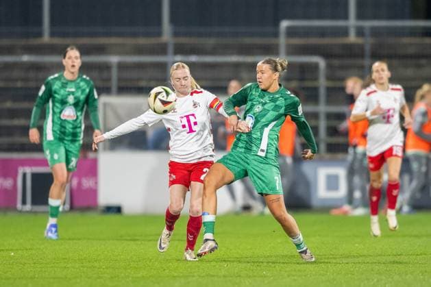 18.11.2024, Fussball: Google Pixel Frauen-Bundesliga, Saison 2024 2025, 10. Spieltag, 1. FC Koeln - SV Werder Bremen im Franz-Kremer-Stadion in Köln. Zweikampf zwischen Anna Gerhardt (1. FC Koeln, 21) und Larissa Muehlhaus (SV Werder Bremen, 07). Wichtiger Hinweis: Gemaess den Vorgaben der DFL Deutsche Fussball Liga bzw. des DFB Deutscher Fussball-Bund ist es untersagt, in dem Stadion und oder vom Spiel angefertigte Fotoaufnahmen in Form von Sequenzbildern und oder videoaehnlichen Fotostrecken zu verwerten bzw. verwerten zu lassen. Foto: Kirchner-Media TH Copyright: xKirchner-Media THx