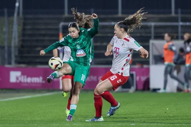 v.li.: Tuana Mahmoud (SV Werder Bremen, 10) und Lotta Cordes (1. FC Köln, 6) im Zweikampf, Duell, Dynamik, Aktion, Action, Spielszene, DIE DFB-RICHTLINIEN UNTERSAGEN JEGLICHE NUTZUNG VON FOTOS ALS SEQUENZBILDER UND ODER VIDEOÄHNLICHE FOTOSTRECKEN. DFB REGULATIONS PROHIBIT ANY USE OF PHOTOGRAPHS AS IMAGE SEQUENCES AND OR QUASI-VIDEO., 18.11.2024, Köln (Deutschland), Fussball, Google Pixel Frauen-Bundesliga, 1. FC Köln - SV Werder Bremen