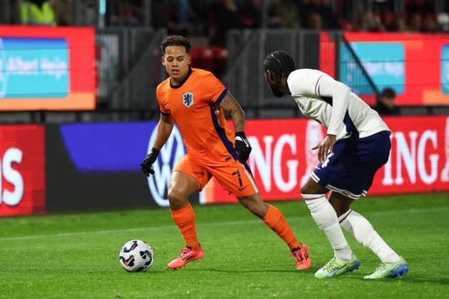 ALMERE , 18-11-2024 , Yanmar stadium , season 2024 2025 , UEFA European U21, U 21 Football 2025 Friendly match. (L-R) Netherlands U21 player Million Manhoef, England U21 player Samuel Iling-Junior during the match Netherlands U21 - England U21 Netherlands U21 - England U21  x26776367x Copyright: