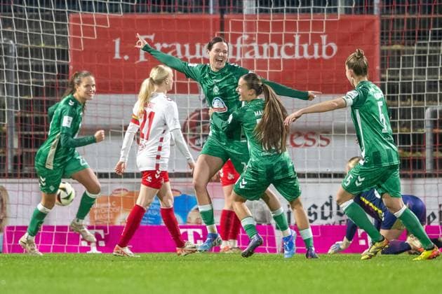 18.11.2024, Fussball: Google Pixel Frauen-Bundesliga, Saison 2024 2025, 10. Spieltag, 1. FC Koeln - SV Werder Bremen im Franz-Kremer-Stadion in Köln. Lara Schmidt (SV Werder Bremen, 24) bejubelt ihr Tor zum 2:0. Dabei Tuana Mahmoud (SV Werder Bremen, 10). Wichtiger Hinweis: Gemaess den Vorgaben der DFL Deutsche Fussball Liga bzw. des DFB Deutscher Fussball-Bund ist es untersagt, in dem Stadion und oder vom Spiel angefertigte Fotoaufnahmen in Form von Sequenzbildern und oder videoaehnlichen Fotostrecken zu verwerten bzw. verwerten zu lassen. Foto: Kirchner-Media TH Copyright: xKirchner-Media THx
