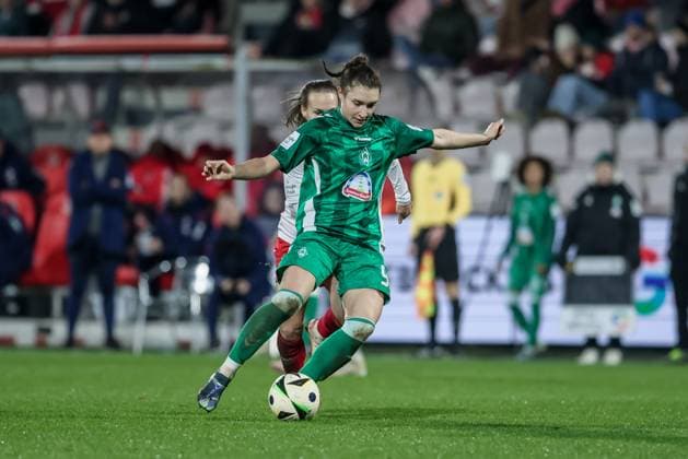v.li.: Sophie Weidauer (SV Werder Bremen, 9) am Ball, Einzelbild, Ganzkörper, Aktion, Action, Spielszene, DIE DFB-RICHTLINIEN UNTERSAGEN JEGLICHE NUTZUNG VON FOTOS ALS SEQUENZBILDER UND ODER VIDEOÄHNLICHE FOTOSTRECKEN. DFB REGULATIONS PROHIBIT ANY USE OF PHOTOGRAPHS AS IMAGE SEQUENCES AND OR QUASI-VIDEO., 18.11.2024, Köln (Deutschland), Fussball, Google Pixel Frauen-Bundesliga, 1. FC Köln - SV Werder Bremen