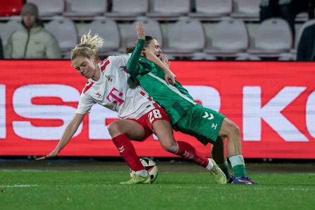 v.li.: Janina Hechler (1. FC Köln, 28) und Tuana Mahmoud (SV Werder Bremen, 10) im Zweikampf, Duell, Dynamik, Aktion, Action, Spielszene, DIE DFB-RICHTLINIEN UNTERSAGEN JEGLICHE NUTZUNG VON FOTOS ALS SEQUENZBILDER UND ODER VIDEOÄHNLICHE FOTOSTRECKEN. DFB REGULATIONS PROHIBIT ANY USE OF PHOTOGRAPHS AS IMAGE SEQUENCES AND OR QUASI-VIDEO., 18.11.2024, Köln (Deutschland), Fussball, Google Pixel Frauen-Bundesliga, 1. FC Köln - SV Werder Bremen