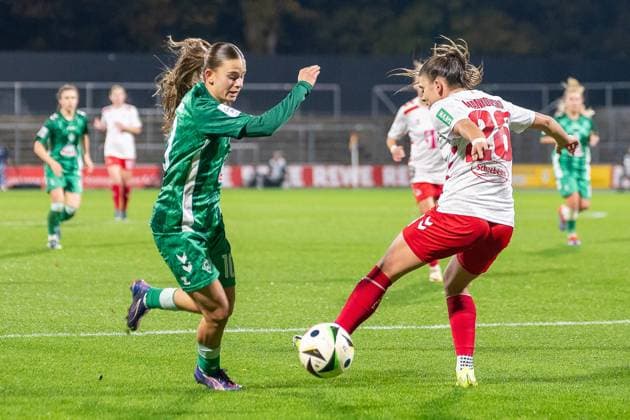 18.11.2024, Fussball: Google Pixel Frauen-Bundesliga, Saison 2024 2025, 10. Spieltag, 1. FC Koeln - SV Werder Bremen im Franz-Kremer-Stadion in Köln. Zweikampf zwischen Tuana Mahmoud (SV Werder Bremen, 10) und Martyna Wiankowska (1. FC Koeln, 26). Wichtiger Hinweis: Gemaess den Vorgaben der DFL Deutsche Fussball Liga bzw. des DFB Deutscher Fussball-Bund ist es untersagt, in dem Stadion und oder vom Spiel angefertigte Fotoaufnahmen in Form von Sequenzbildern und oder videoaehnlichen Fotostrecken zu verwerten bzw. verwerten zu lassen. Foto: Kirchner-Media TH Copyright: xKirchner-Media THx