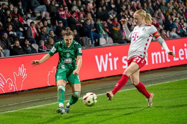 18.11.2024, Fussball: Google Pixel Frauen-Bundesliga, Saison 2024 2025, 10. Spieltag, 1. FC Koeln - SV Werder Bremen im Franz-Kremer-Stadion in Köln. Anna Gerhardt (1. FC Koeln, 21) versucht die Flanke von Sophie Weidauer (SV Werder Bremen, 09) zu verhindern. Wichtiger Hinweis: Gemaess den Vorgaben der DFL Deutsche Fussball Liga bzw. des DFB Deutscher Fussball-Bund ist es untersagt, in dem Stadion und oder vom Spiel angefertigte Fotoaufnahmen in Form von Sequenzbildern und oder videoaehnlichen Fotostrecken zu verwerten bzw. verwerten zu lassen. Foto: Kirchner-Media TH Copyright: xKirchner-Media THx