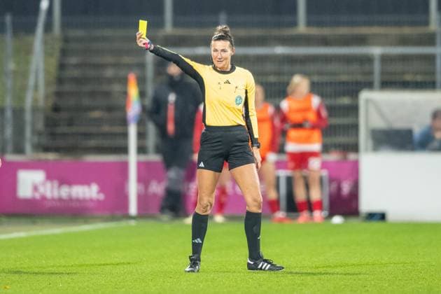18.11.2024, Fussball: Google Pixel Frauen-Bundesliga, Saison 2024 2025, 10. Spieltag, 1. FC Koeln - SV Werder Bremen im Franz-Kremer-Stadion in Köln. Schiedsrichterin Nadine Westerhoff zeigt Thomas Horsch (SV Werder Bremen, Trainer) die Gelbe Karte. Wichtiger Hinweis: Gemaess den Vorgaben der DFL Deutsche Fussball Liga bzw. des DFB Deutscher Fussball-Bund ist es untersagt, in dem Stadion und oder vom Spiel angefertigte Fotoaufnahmen in Form von Sequenzbildern und oder videoaehnlichen Fotostrecken zu verwerten bzw. verwerten zu lassen. Foto: Kirchner-Media TH Copyright: xKirchner-Media THx
