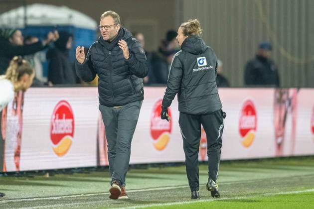 18.11.2024, Fussball: Google Pixel Frauen-Bundesliga, Saison 2024 2025, 10. Spieltag, 1. FC Koeln - SV Werder Bremen im Franz-Kremer-Stadion in Köln. Thomas Horsch (SV Werder Bremen, Trainer) kann die Schiedsrichterentscheidung nicht verstehen und zeigt es deutlich. Wichtiger Hinweis: Gemaess den Vorgaben der DFL Deutsche Fussball Liga bzw. des DFB Deutscher Fussball-Bund ist es untersagt, in dem Stadion und oder vom Spiel angefertigte Fotoaufnahmen in Form von Sequenzbildern und oder videoaehnlichen Fotostrecken zu verwerten bzw. verwerten zu lassen. Foto: Kirchner-Media TH Copyright: xKirchner-Media THx