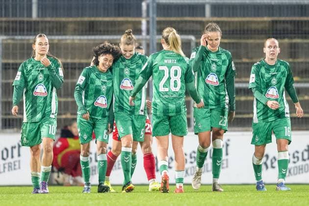 18.11.2024, Fussball: Google Pixel Frauen-Bundesliga, Saison 2024 2025, 10. Spieltag, 1. FC Koeln - SV Werder Bremen im Franz-Kremer-Stadion in Köln. Die Bremer Spielerinnen bejubeln mit der Torschuetzin Amira Arfaoui (SV Werder Bremen, 08) das Tor zum 4:0. Wichtiger Hinweis: Gemaess den Vorgaben der DFL Deutsche Fussball Liga bzw. des DFB Deutscher Fussball-Bund ist es untersagt, in dem Stadion und oder vom Spiel angefertigte Fotoaufnahmen in Form von Sequenzbildern und oder videoaehnlichen Fotostrecken zu verwerten bzw. verwerten zu lassen. Foto: Kirchner-Media TH Copyright: xKirchner-Media THx