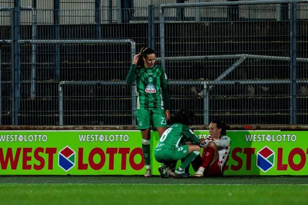 Google Pixel Frauen-Bundesliga, 1. FC Köln - SV Werder Bremen; 18.11.2024 Hanna Nemeth (SV Werder Bremen, 23) und Amira Arfaoui (SV Werder Bremen, 8) trösten Dora Zeller (1. FC Köln, 19) Google Pixel Frauen-Bundesliga, 1. FC Köln - SV Werder Bremen, Köln, Franz-Kremer-Stadion am 18.11.2024 Copyright: xBEAUTIFULxSPORTS Wunderlx