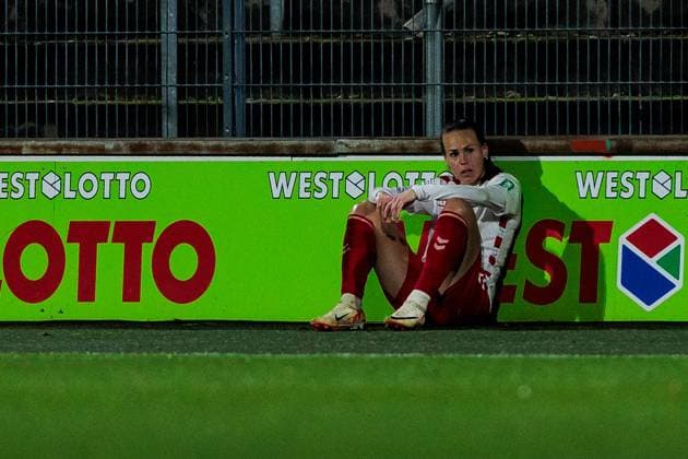 Google Pixel Frauen-Bundesliga, 1. FC Köln - SV Werder Bremen; 18.11.2024 Dora Zeller (1. FC Köln, 19) frustriert, niedergeschlagen in sich gesunken nach der Niederlage Google Pixel Frauen-Bundesliga, 1. FC Köln - SV Werder Bremen, Köln, Franz-Kremer-Stadion am 18.11.2024 Copyright: xBEAUTIFULxSPORTS Wunderlx