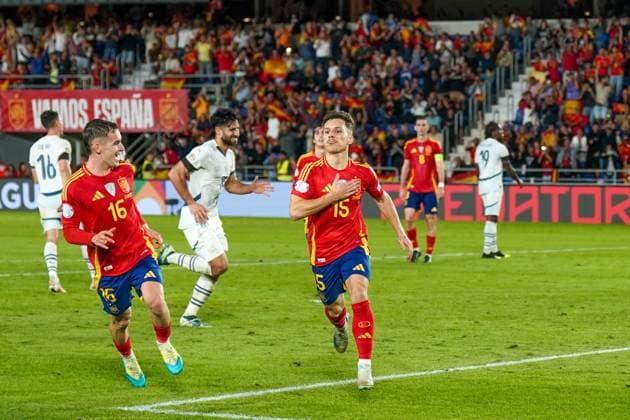 Bilder des Jahres 2024, Sport 11 November Sport Themen der Woche KW47 Fussball: UEFA Nations League 2024 2025, Spieltag 6, Spanien vs. Schweiz - Heliodoro Rodriguez Lopez (Santa Cruz de Tenerife): Bryan Zaragoza Bryan Saragossa (Spanien, 15) verwandelt in der 90+3 Minute der Nachspielzeit einen Foulelfmeter zum 3:2 Endstand. Tor und Torjubel mit Marc Casado (Spanien, 16) *** Football UEFA Nations League 2024 2025, matchday 6, Spain v Switzerland Heliodoro Rodriguez Lopez Santa Cruz de Tenerife Bryan Zaragoza Bryan Zaragoza Spain, 15 converts a penalty in the 90 3 minute of stoppage time to make the final score 3 2 Goal and celebration with Marc Casado Spain, 16 Copyright: xJOERANxSTEINSIEKx